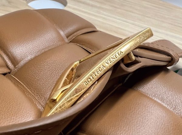 Réplique Sac Bottega Veneta Padded Cassette en Caramel – Image 6