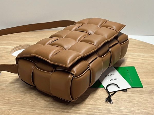 Réplique Sac Bottega Veneta Padded Cassette en Caramel – Image 5