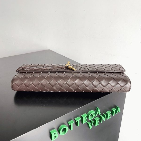 Fausse Bottega Veneta Andiamo Clutch avec Poignée en Cuir d'Agneau Intrecciato Fondant – Image 5
