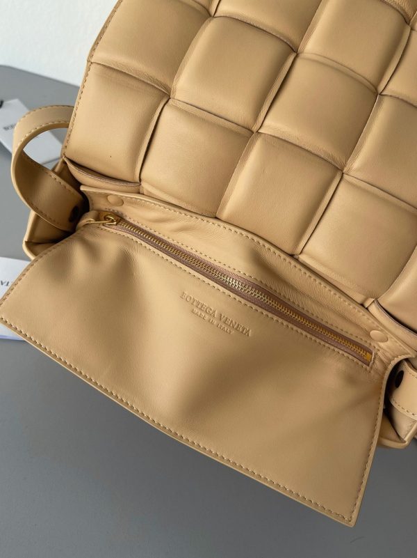 Contrefaçon Sac Bottega Veneta Padded Cassette en Amande – Image 8