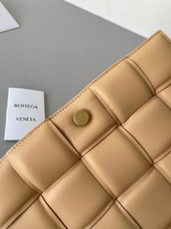 Contrefaçon Sac Bottega Veneta Padded Cassette en Amande – Image 7