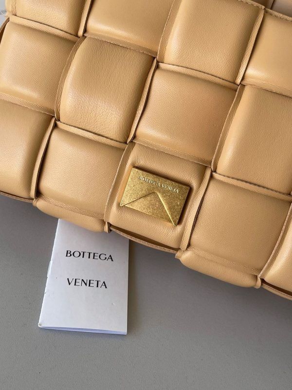 Contrefaçon Sac Bottega Veneta Padded Cassette en Amande – Image 5