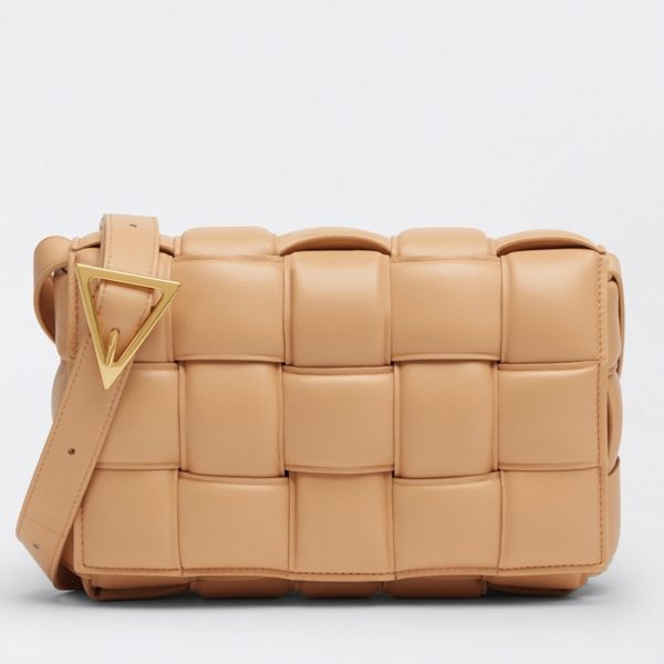 Contrefaçon Sac Bottega Veneta Padded Cassette en Amande