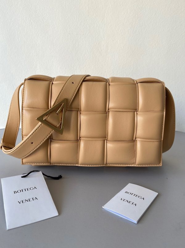 Contrefaçon Sac Bottega Veneta Padded Cassette en Amande – Image 4