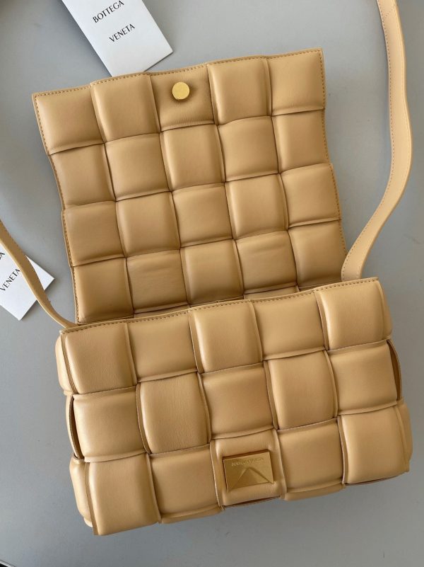 Contrefaçon Sac Bottega Veneta Padded Cassette en Amande – Image 2