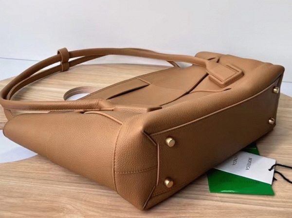 Réplique du sac Bottega Veneta Arco Medium en caramel – Image 5