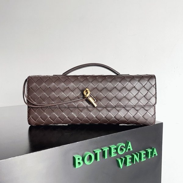 Fausse Bottega Veneta Andiamo Clutch avec Poignée en Cuir d'Agneau Intrecciato Fondant – Image 4