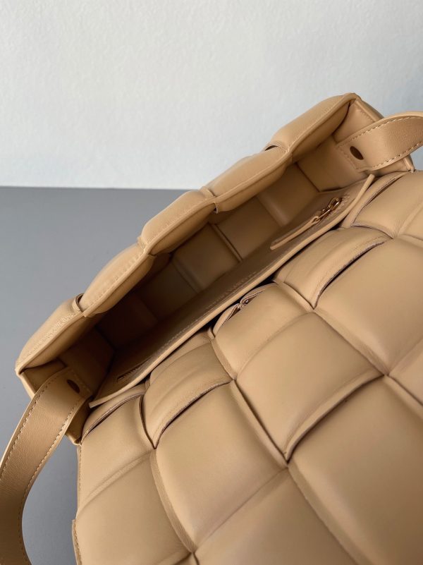 Contrefaçon Sac Bottega Veneta Padded Cassette en Amande – Image 9