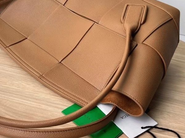Réplique du sac Bottega Veneta Arco Medium en caramel – Image 4