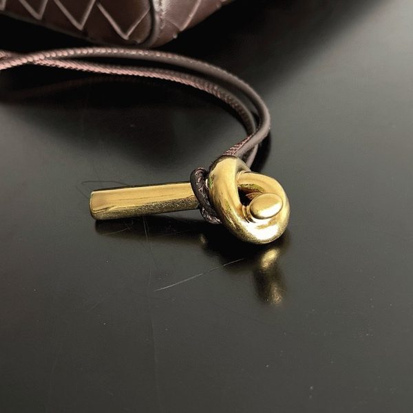 Fausse Bottega Veneta Andiamo Clutch avec Poignée en Cuir d'Agneau Intrecciato Fondant – Image 3