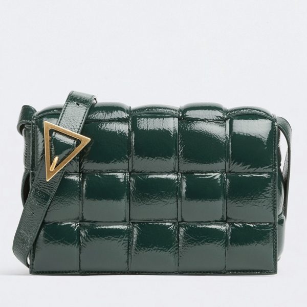 Faux Sac Bottega Veneta Padded Cassette en Vert