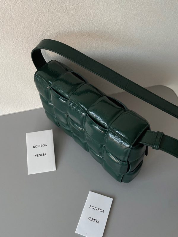 Faux Sac Bottega Veneta Padded Cassette en Vert – Image 9