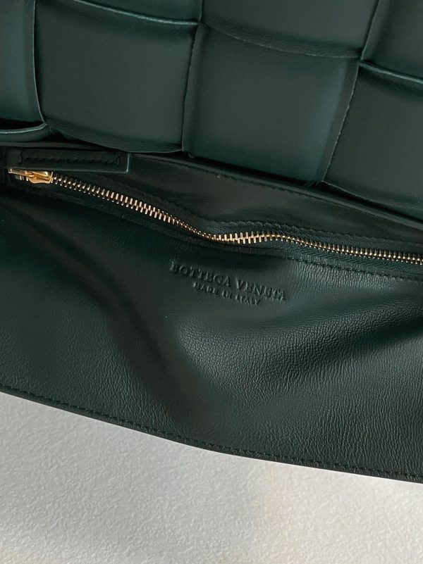 Faux Sac Bottega Veneta Padded Cassette en Vert – Image 2