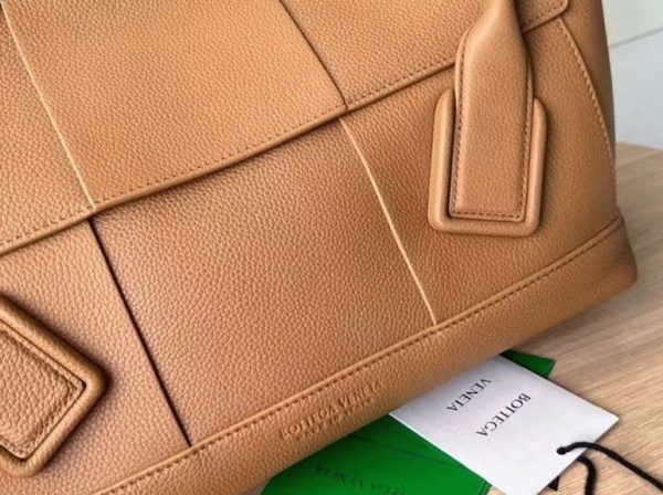 Réplique du sac Bottega Veneta Arco Medium en caramel – Image 3