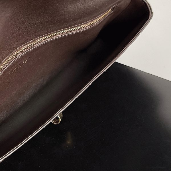 Faux sac Bottega Veneta Andiamo Clutch avec poignée en Fondant – Image 9