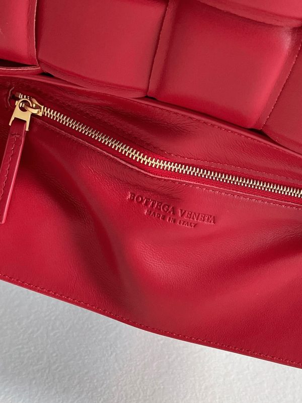 Contrefaçon Sac Bottega Veneta Padded Cassette en Rouge – Image 10