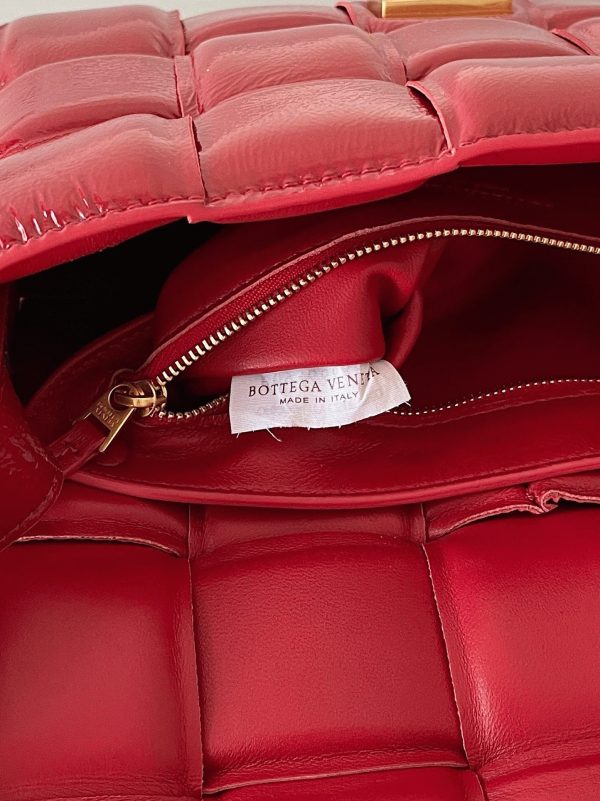 Contrefaçon Sac Bottega Veneta Padded Cassette en Rouge – Image 9