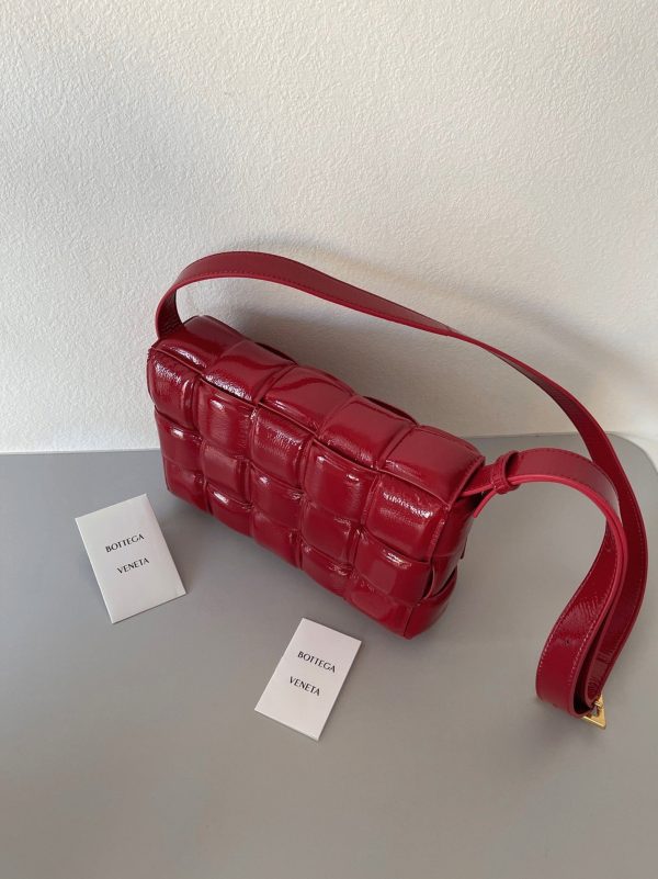 Contrefaçon Sac Bottega Veneta Padded Cassette en Rouge – Image 8