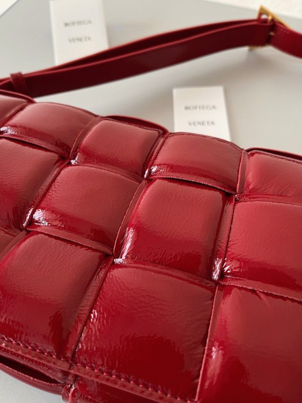 Contrefaçon Sac Bottega Veneta Padded Cassette en Rouge – Image 5