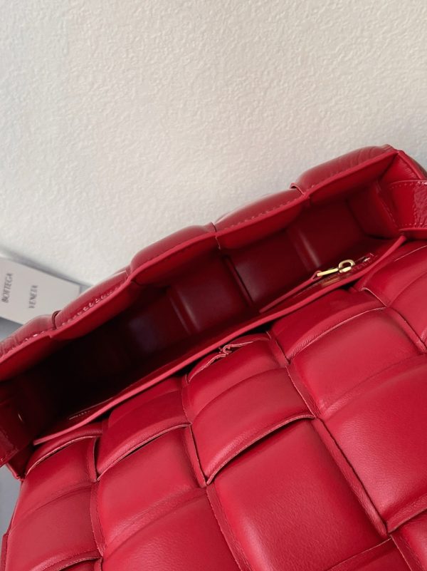 Contrefaçon Sac Bottega Veneta Padded Cassette en Rouge – Image 4