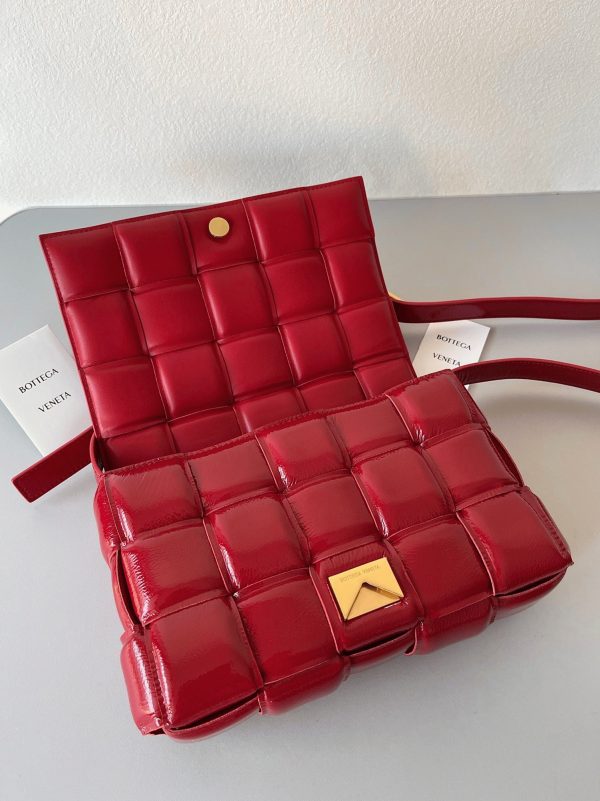 Contrefaçon Sac Bottega Veneta Padded Cassette en Rouge – Image 3