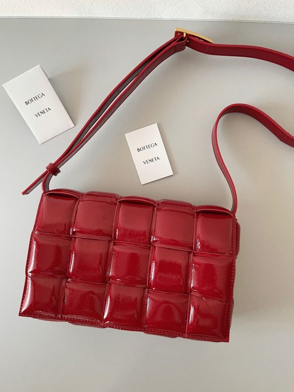 Contrefaçon Sac Bottega Veneta Padded Cassette en Rouge – Image 2
