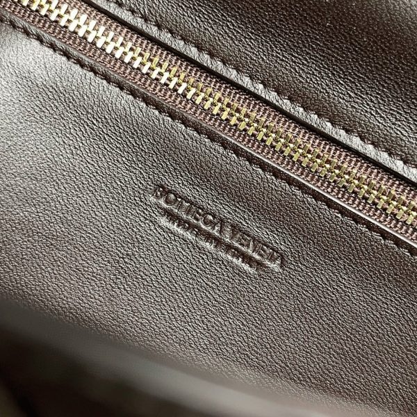 Fausse Bottega Veneta Andiamo Clutch avec Poignée en Cuir d'Agneau Intrecciato Fondant – Image 2