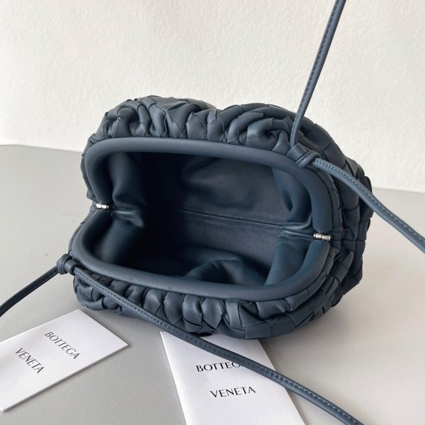Faux sac Bottega Veneta Mini Pouch avec bandoulière en Space – Image 9