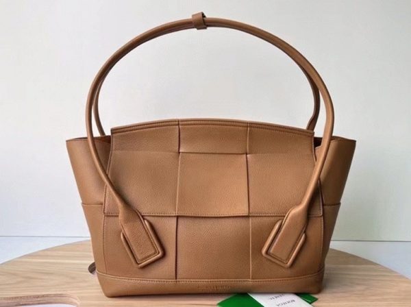 Réplique du sac Bottega Veneta Arco Medium en caramel – Image 2