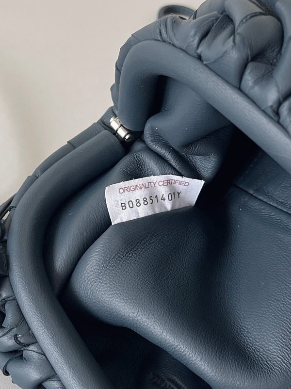 Faux sac Bottega Veneta Mini Pouch avec bandoulière en Space – Image 7
