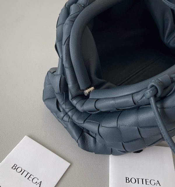 Faux sac Bottega Veneta Mini Pouch avec bandoulière en Space – Image 6
