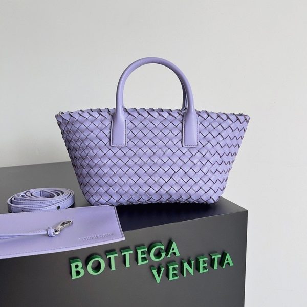 Contrefaçon du sac Bottega Veneta Cabat Mini en cuir d’agneau intrecciato Wisteria – Image 10