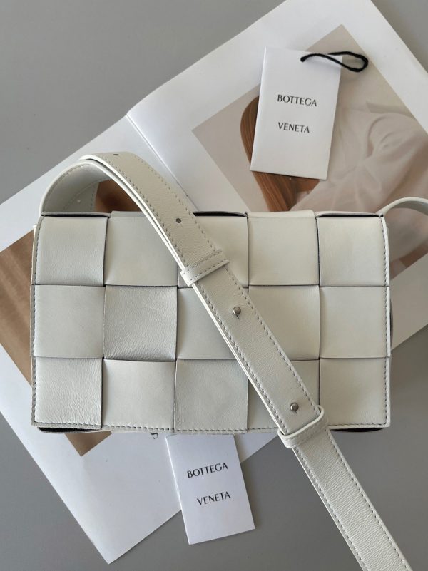 Fausse Bottega Veneta Cassett en blanc – Image 3