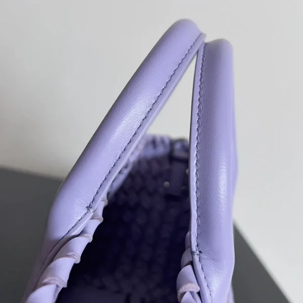 Contrefaçon du sac Bottega Veneta Cabat Mini en cuir d’agneau intrecciato Wisteria – Image 9