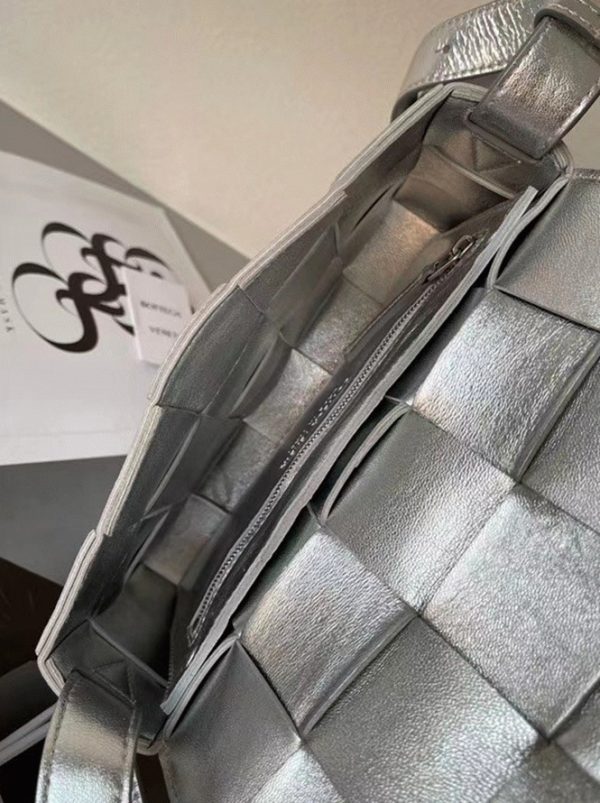 Contrefaçon du sac Bottega Veneta Cassette en argent – Image 8