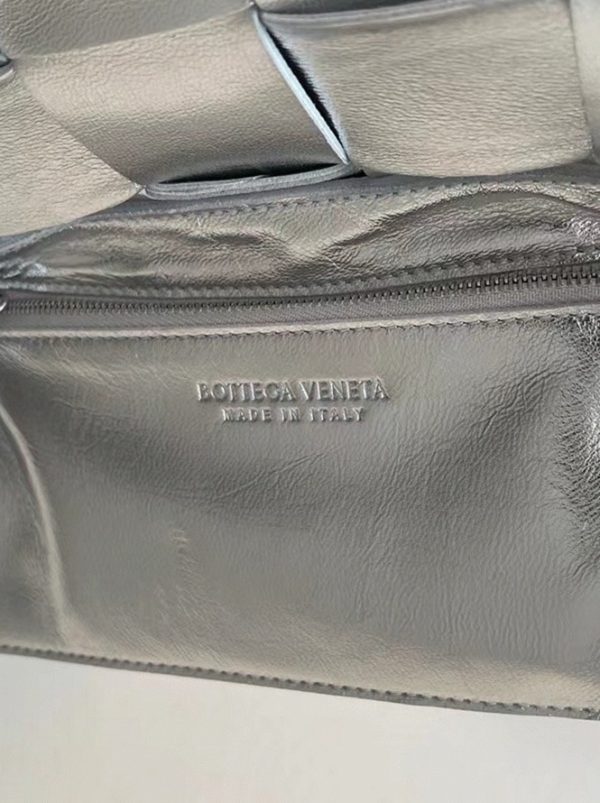 Contrefaçon du sac Bottega Veneta Cassette en argent – Image 7