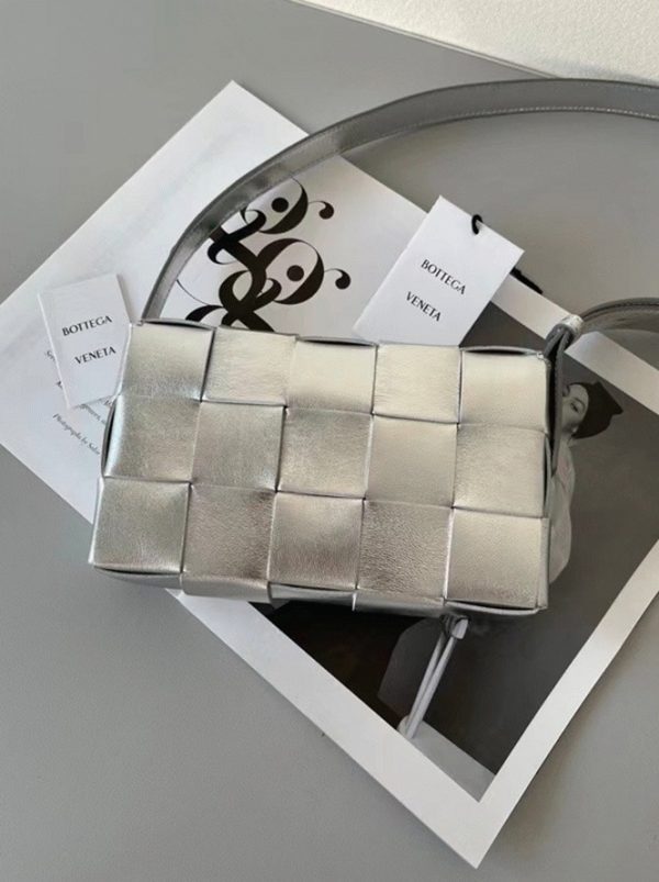 Contrefaçon du sac Bottega Veneta Cassette en argent – Image 6