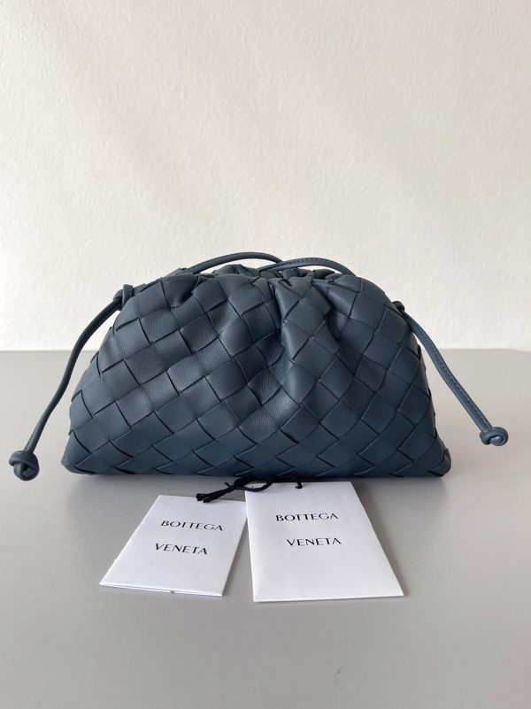 Faux sac Bottega Veneta Mini Pouch avec bandoulière en Space – Image 4