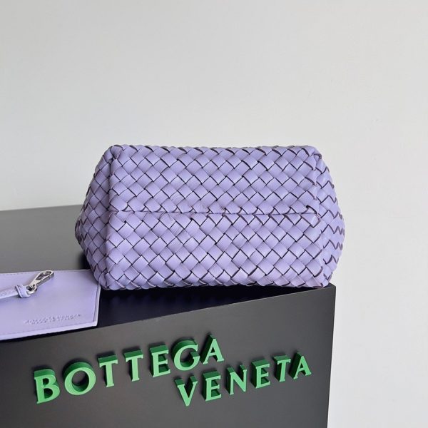 Contrefaçon du sac Bottega Veneta Cabat Mini en cuir d’agneau intrecciato Wisteria – Image 8