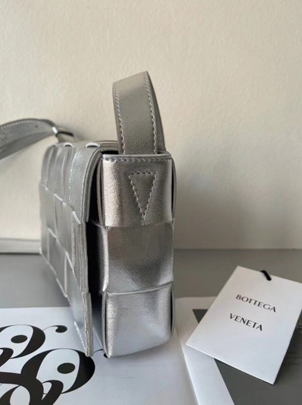 Contrefaçon du sac Bottega Veneta Cassette en argent – Image 5