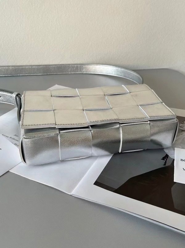 Contrefaçon du sac Bottega Veneta Cassette en argent – Image 4