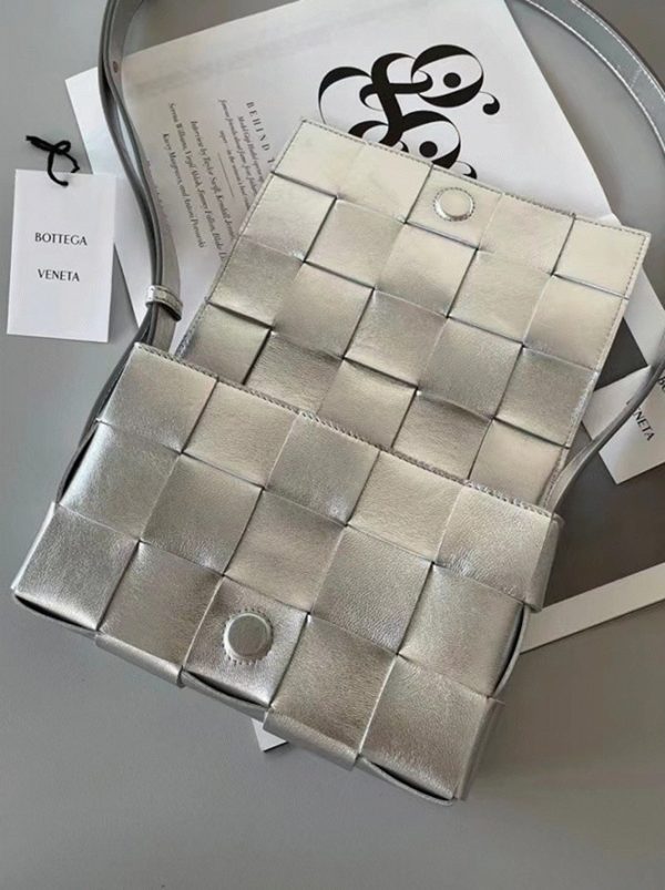 Contrefaçon du sac Bottega Veneta Cassette en argent – Image 3