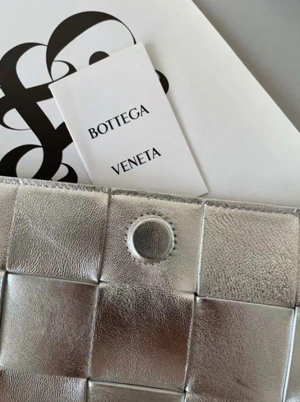 Contrefaçon du sac Bottega Veneta Cassette en argent – Image 2