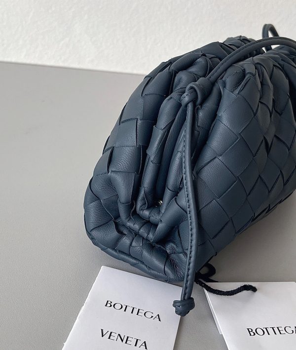 Faux sac Bottega Veneta Mini Pouch avec bandoulière en Space – Image 3