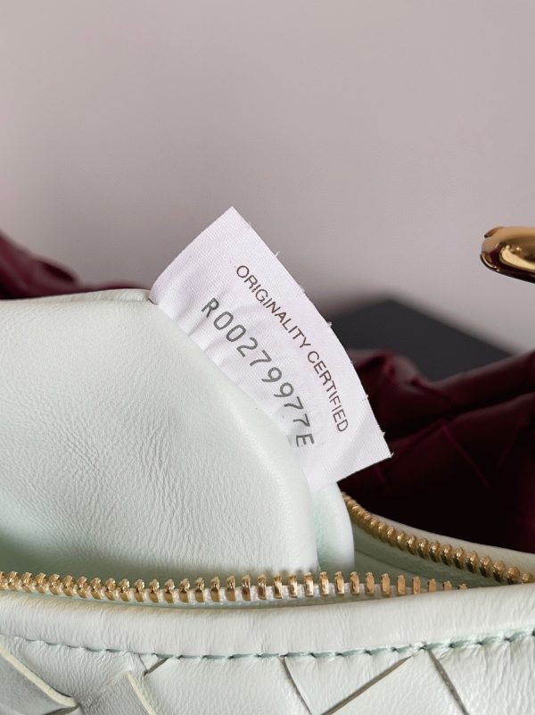 Contrefaçon petit sac Bottega Veneta Gemelli en Glacier/Barolo – Image 6