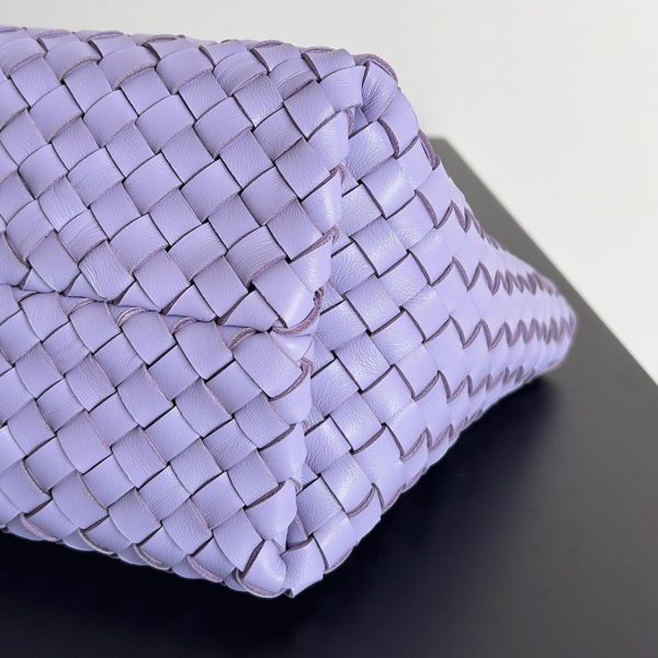 Contrefaçon du sac Bottega Veneta Cabat Mini en cuir d’agneau intrecciato Wisteria – Image 7