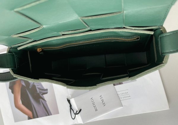 Contrefaçon du sac Bottega Veneta Cassette en Raintree – Image 9