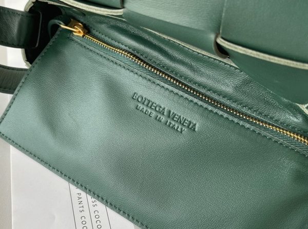 Contrefaçon du sac Bottega Veneta Cassette en Raintree – Image 7