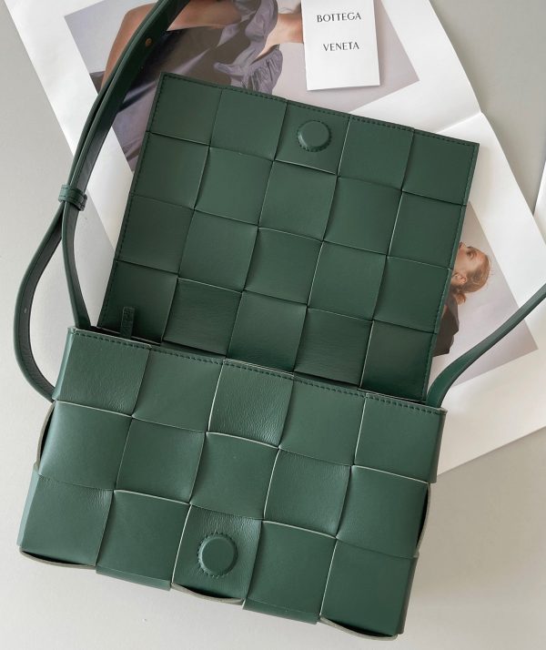 Contrefaçon du sac Bottega Veneta Cassette en Raintree – Image 6