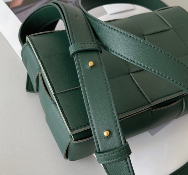 Contrefaçon du sac Bottega Veneta Cassette en Raintree – Image 5